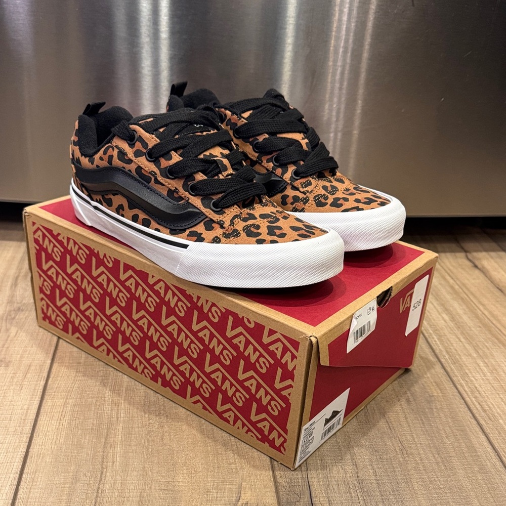 BRAND NEW Juniors SIZE 6/Women’s Size 7.5 Vans Animal Print Leopard Sneakers